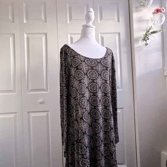 Forever 21 Black Long Sleeve Sheath Dress with Intricate Pattern - Picture 5 of 7